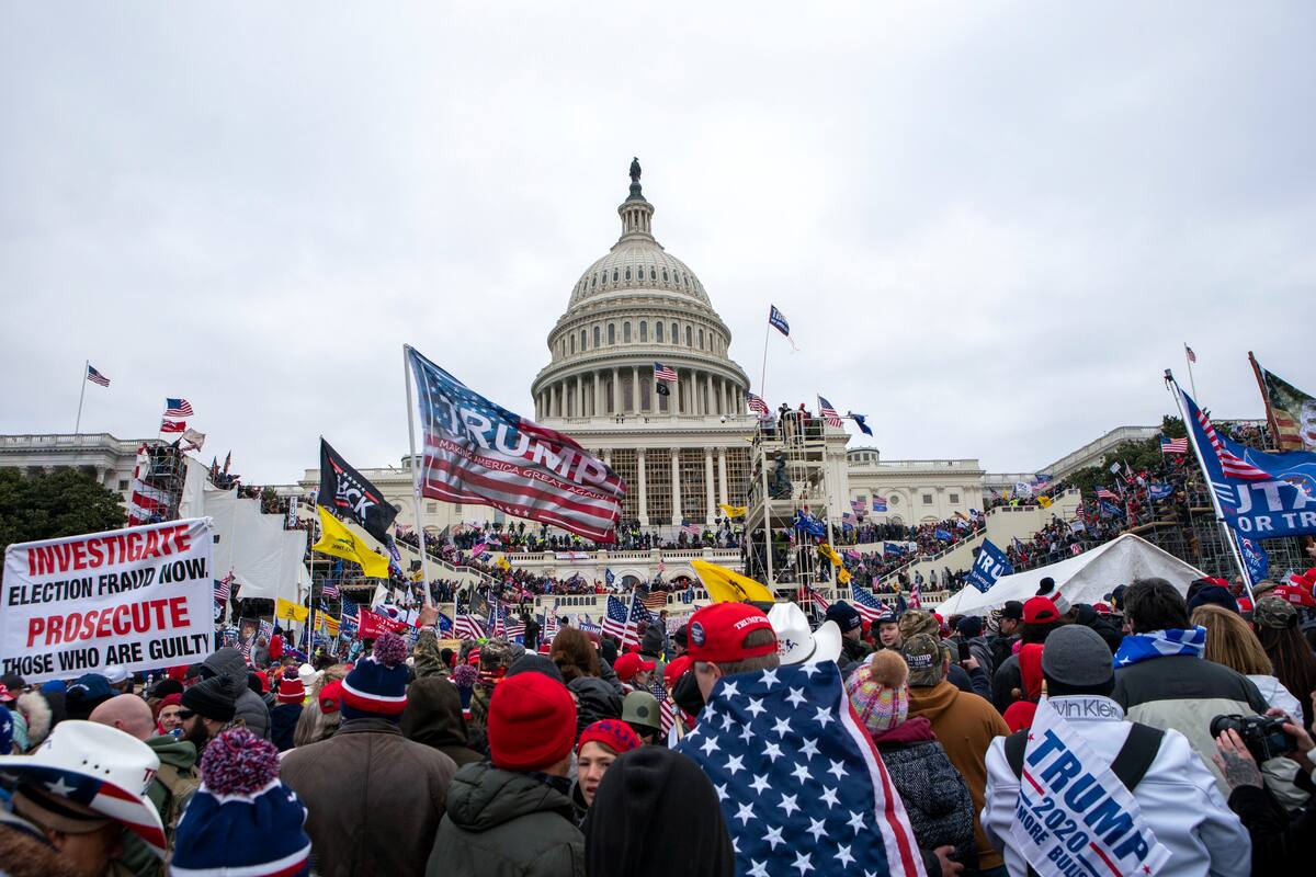 ARCHIVO – En eta fotografía de archivo del 6 de enero, insurrectos leales al presidente Donald Trump se reúnen en el Capitolio federal en Washington. (AP Foto/José Luis Magaña, Archivo)