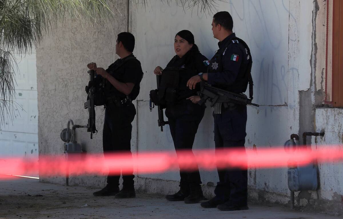 Policías estatales resguardan el área donde se cometió un crimen en Ciudad Juárez (México). /EFE-Luis Torres