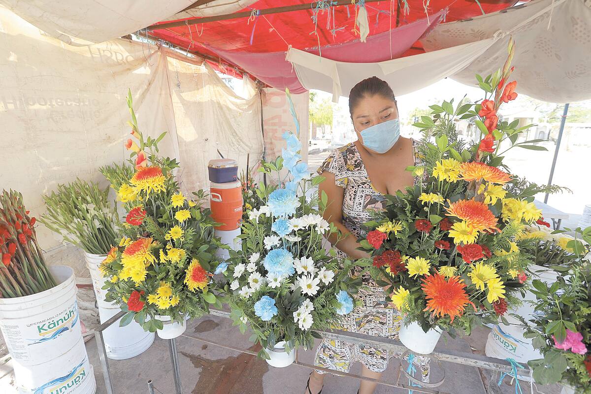Isabel da vida a las tumbas con sus flores