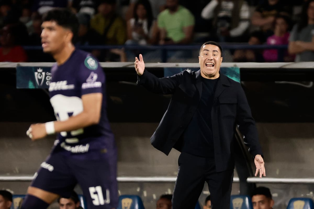 El entrenador Efraín Juárez dirigiendo a Pumas en marzo del 2025 en un partido de ida de octavos de final de la Copa de Campeones Concacaf contra Alajuelense en el Estadio Olímpico Universitario en Ciudad de México (México). EFE/José Méndez