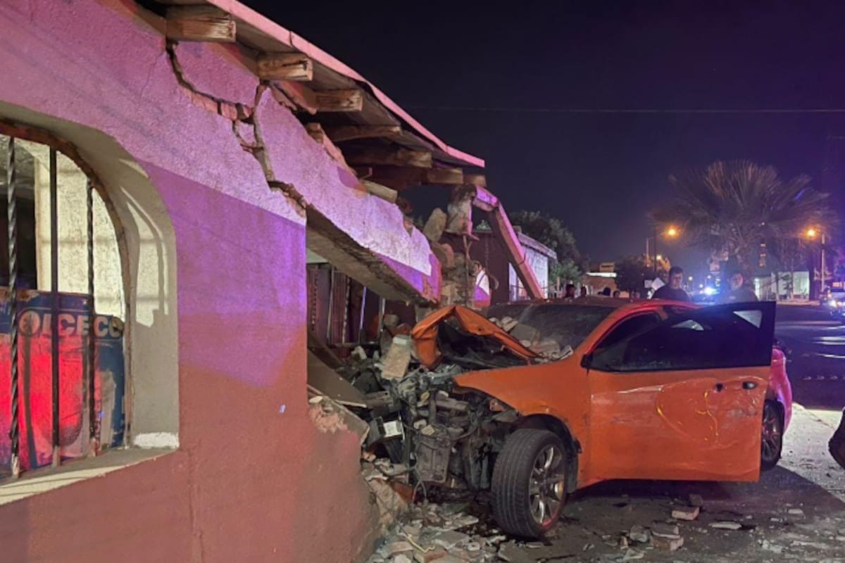 Conductor se impacta contra vivienda y parte poste de luz durante la madrugada