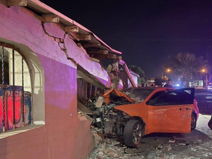 Conductor se impacta contra vivienda y parte poste de luz durante la madrugada