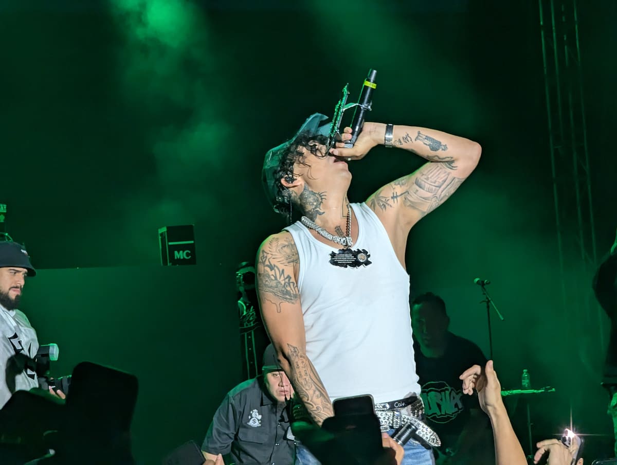 Las gorras, lentes, cadenas brillantes, ropa holgada y tenis deportivos de los poco más de 3 mil fanáticos marcaron el estilo urbano durante el concierto. Foto: Víctor Delgado