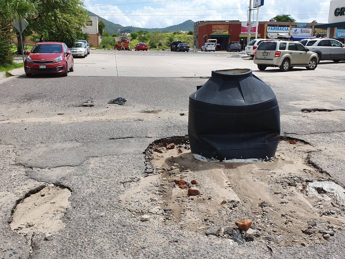 ¡BACHE Y TINACO A LA VISTA!
Vecinos de la colonia Villas del Cortéz colocaron un tinaco en un bache, en el que en días pasados cayó un automóvil comentó Sergio Iván Vargas empleado de una tortillería.
La dirección es bulevar Lucrecia Ruiz de Ayón y General Piña.