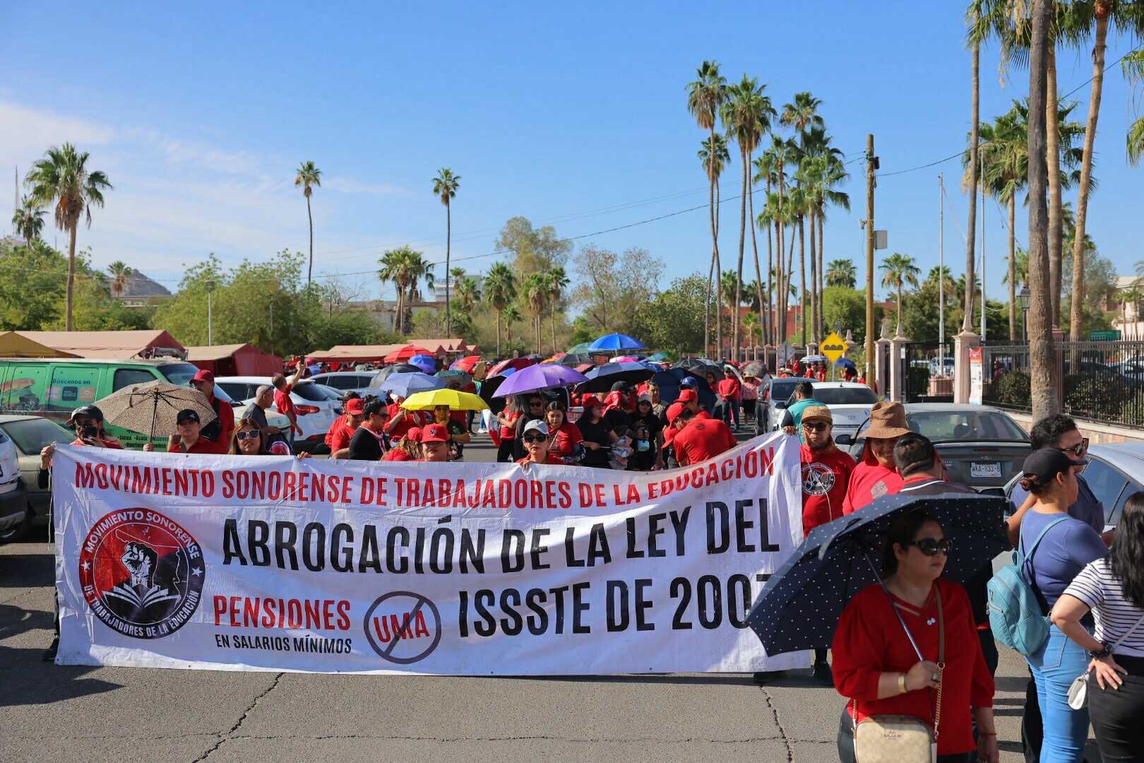 Miles de maestros federalizados marchan por calles del Centro de Hermosillo rumbo al Palacio de Gobierno para exigir la abrogación de la Ley del ISSSTE de 2007. FOTO: JULIO CLARK