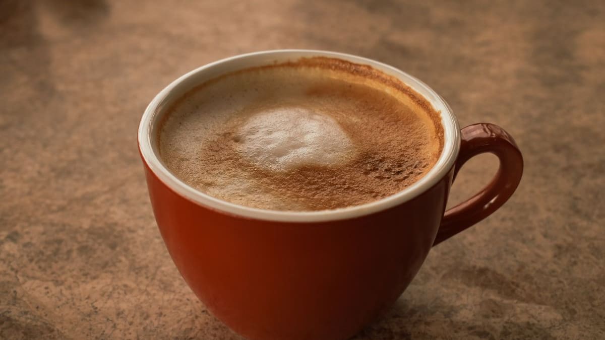 Abandonar el café de manera repentina altera los niveles de energía, concentración y estado de ánimo, según expertos que recomiendan reducir la cafeína de forma gradual