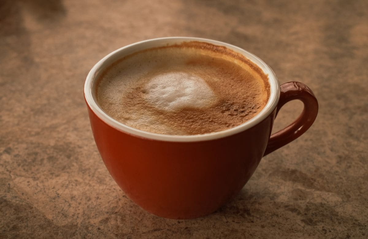 Abandonar el café de manera repentina altera los niveles de energía, concentración y estado de ánimo| Foto: Especial (canva)