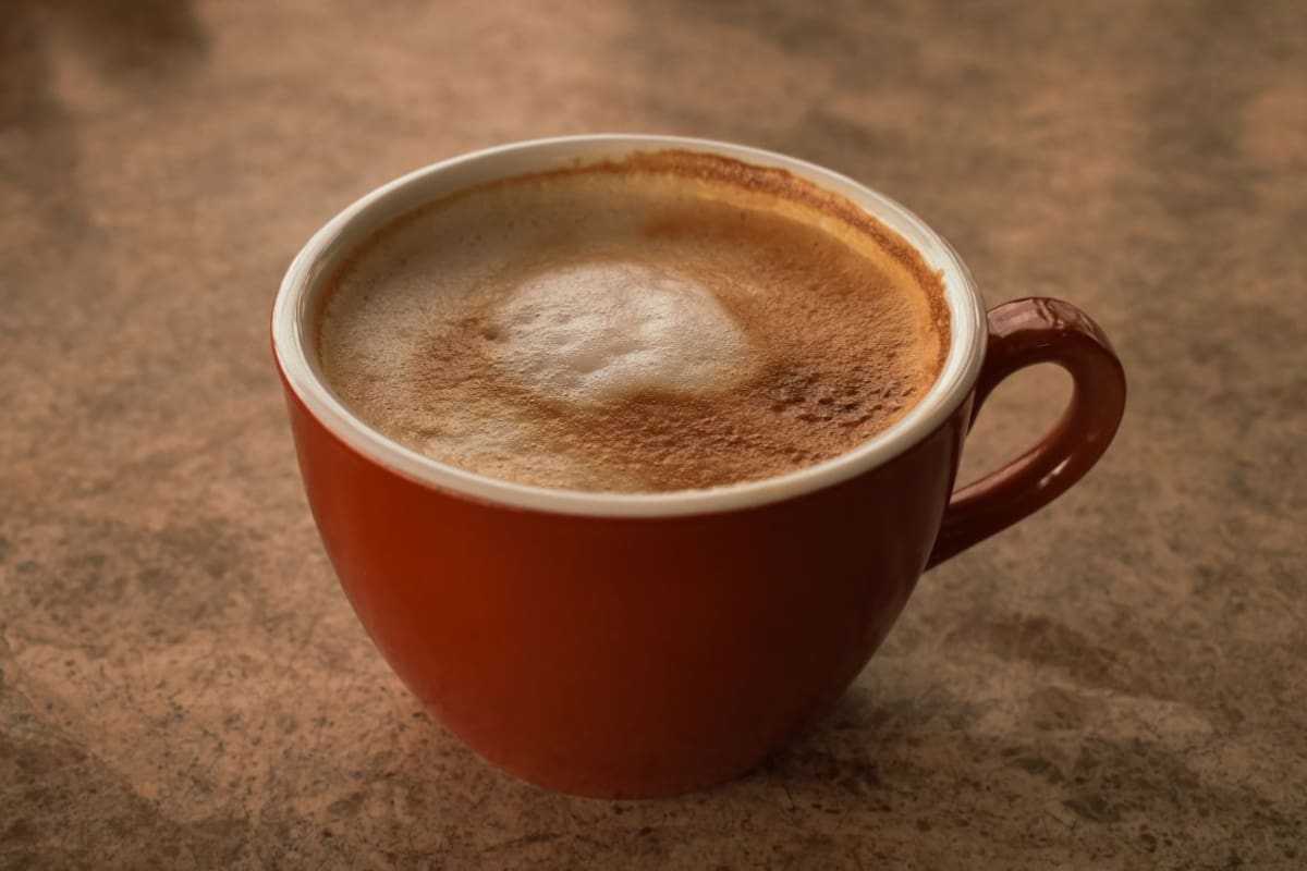 Abandonar el café de manera repentina altera los niveles de energía, concentración y estado de ánimo, según expertos que recomiendan reducir la cafeína de forma gradual