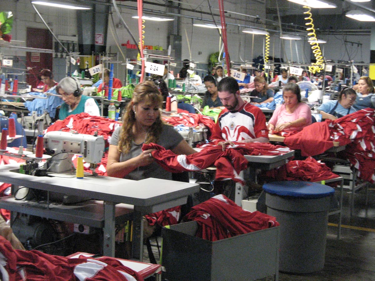 Empleados trabajando en una maquila.