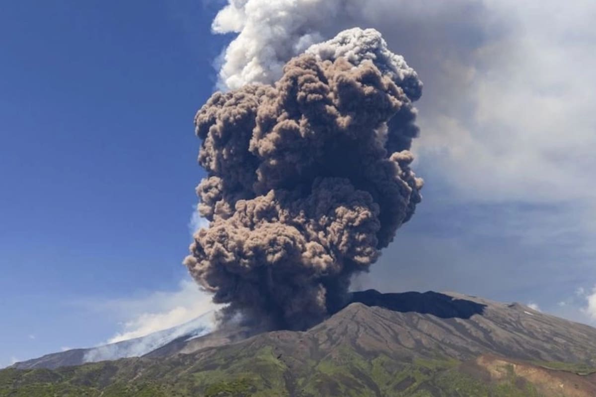 El Etna, el volcán más alto de Europa, expulsa ceniza y gas en nueva erupción