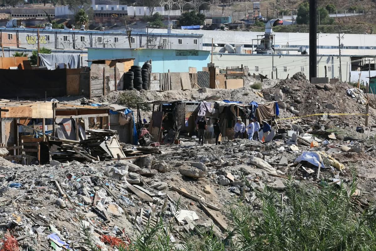 Tras el desalojo de decenas de familias, comenzaron la limpieza y demolición en Arroyo de La Presa, junto a la Presa Abelardo L. Rodríguez. Foto: Sergio Ortiz