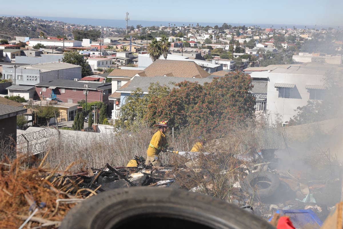 Registran incendio en predio lleno de basura y escombros