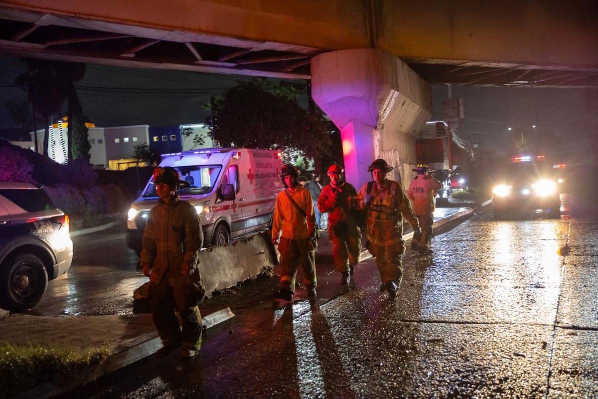 El accidente ocurrió sobre pavimento mojado; ambos ocupantes fueron trasladados a un hospital. Foto: Border Zoom