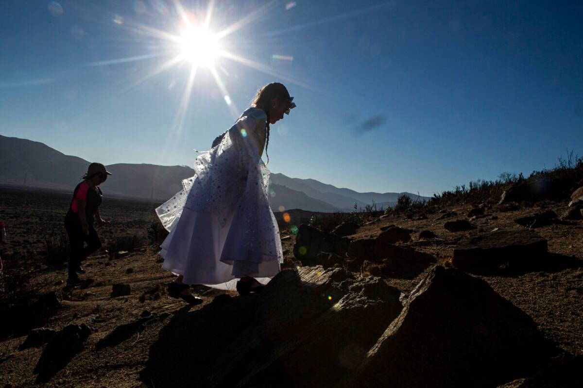 Espectadores se emocionan con eclipse solar en Argentina