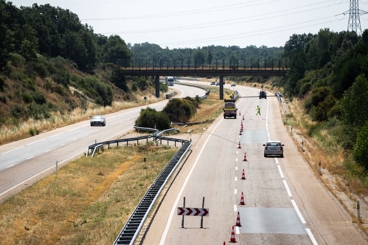 El sitio del accidente automovilístico donde Diogo Jota, futbolista de Liverpool, y su hermano André Silva, fallecieron en la ciudad de Zamora, en el noroeste de España el jueves 3 de julio de 2025. (AP Foto/Emilio Fraile)
