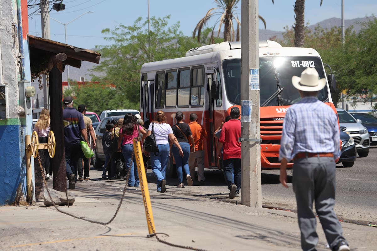 Estudiantes de la Unison podrían esperar hasta 40 minutos por una línea de transporte urbano; Vigilantes de Transporte llama a la población a prevenir y salir antes de casa