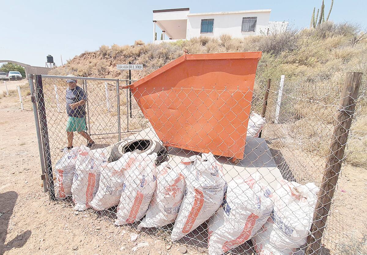 En los últimos trece meses han recolectado un total de mil 700 sacos de basura, limpiado siete basureros y logrado que los habitantes utilicen los cuatro contenedores que se ubican en la zona.