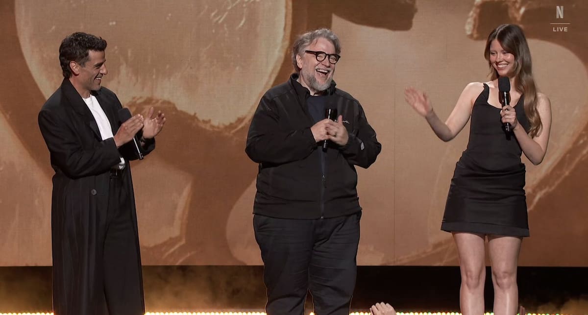 Oscar Isaac, Guillermo del Toro y Mia Goth en TUDUM / Cuenta de X: @FrankensteinGDT