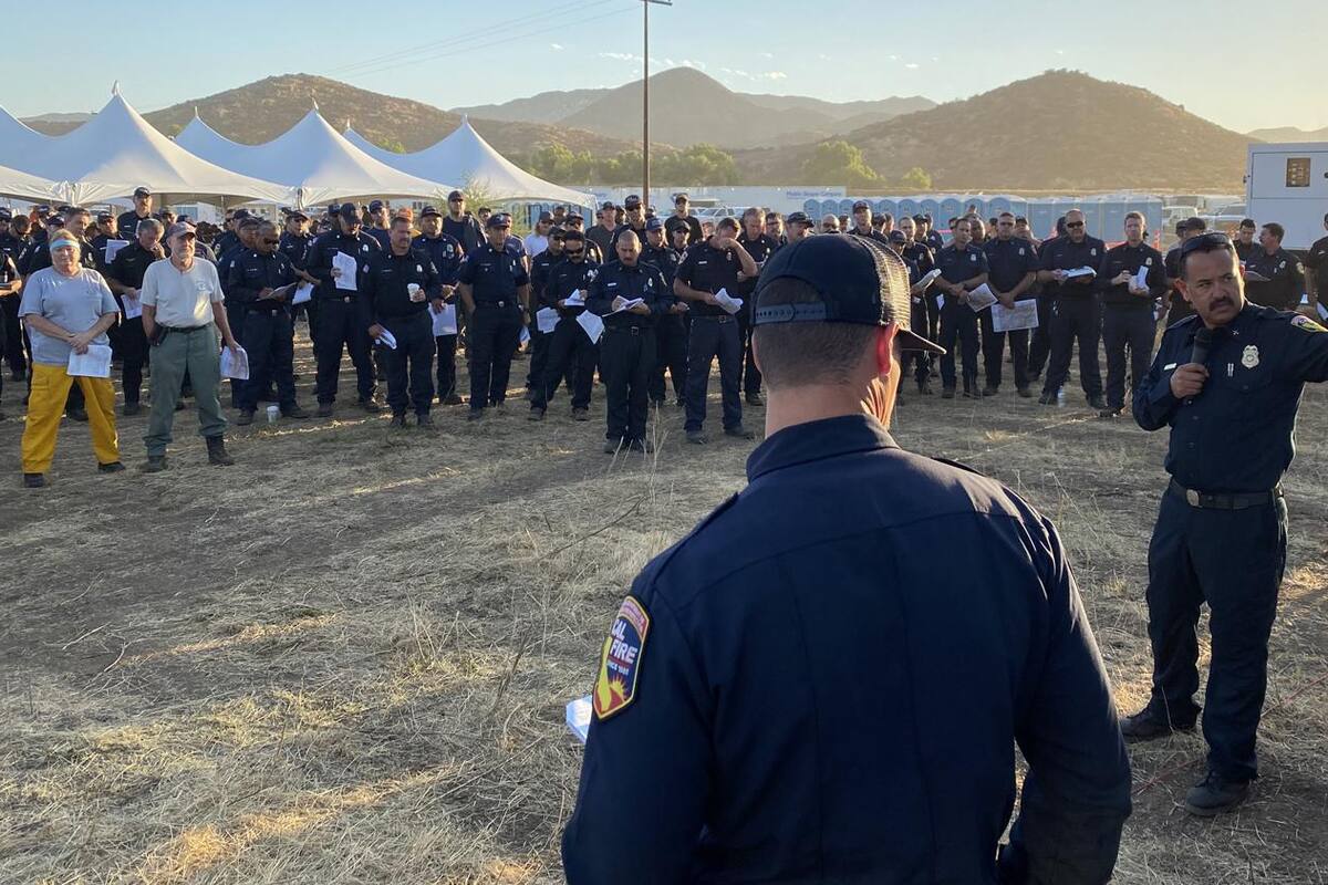 Garita de Tecate continúa cerrada por incendio cerca de la frontera