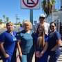 Enfermeras llevan comida y agua a personas que esperan en el Hospital General de Mexicali