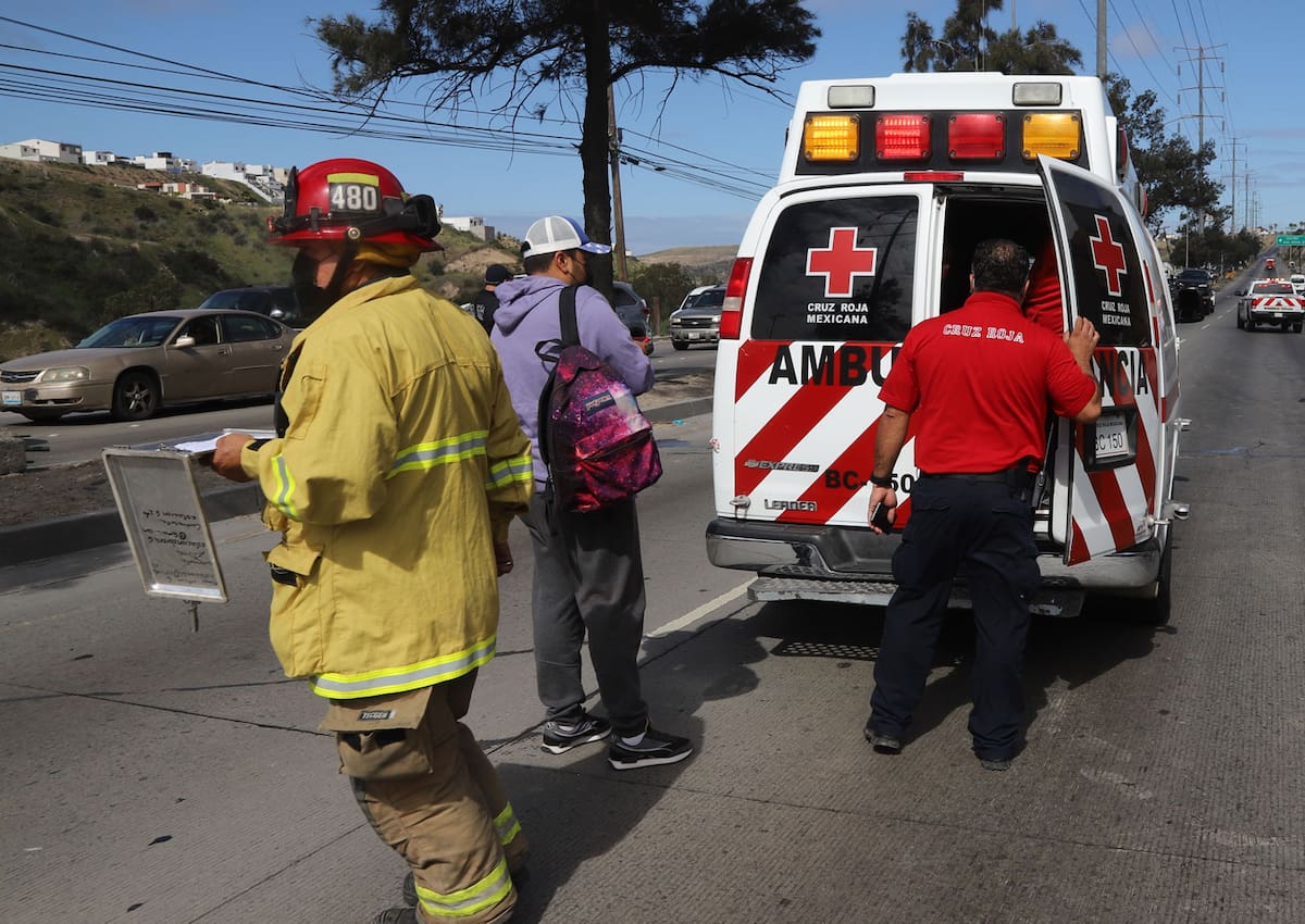 Paramédicos de una ambulancia y elementos de emergencias atiende a una persona atropellada. Foto: Archivo GH
