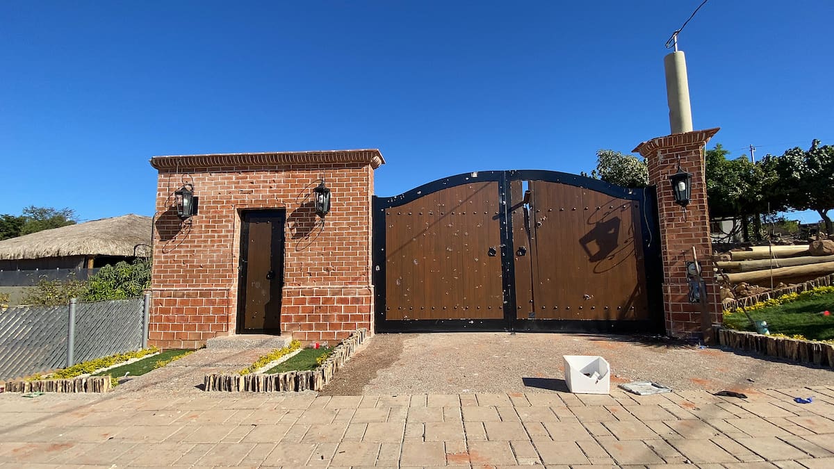La fachada de la casa donde fue capturado Ovidio Guzmán, hijo del 'Chapo', el pasado 5 de enero de 2023 en Culiacán, Sinaloa (México). EFE/Juan Carlos Cruz