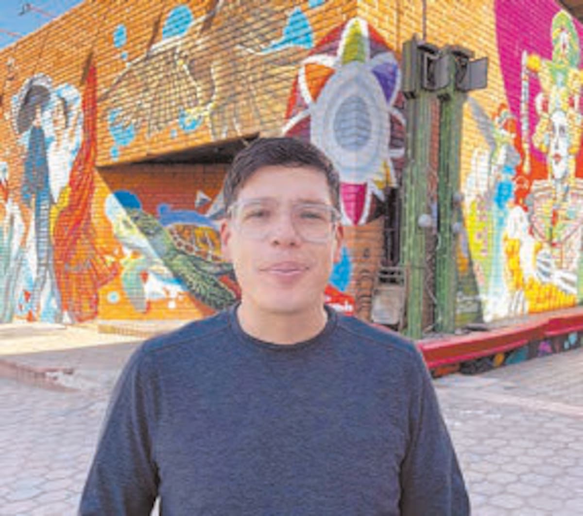 "Cuando una persona admira una de mis pinturas, siento algo muy especial, es como ver cumplirse el propósito de mi vida”
Adrián Paz González.