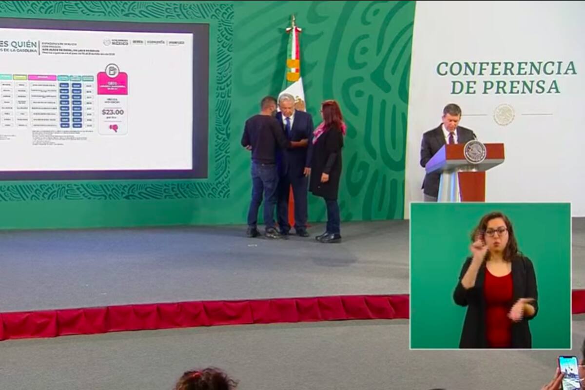 AMLO dice que a hombre que llegó a hasta él durante mañanera en Palacio Nacional “no lo vio nadie”
