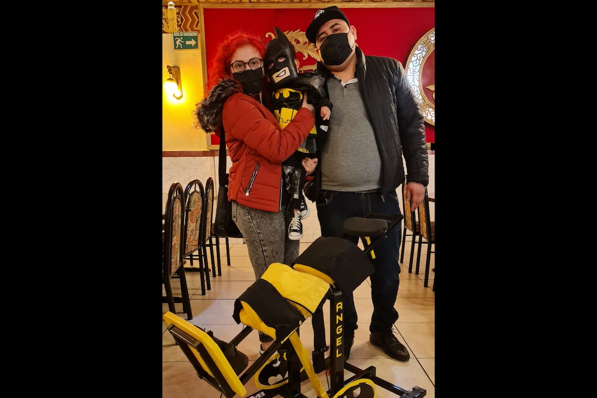 Dan esperanza y alegría a niño con parálisis