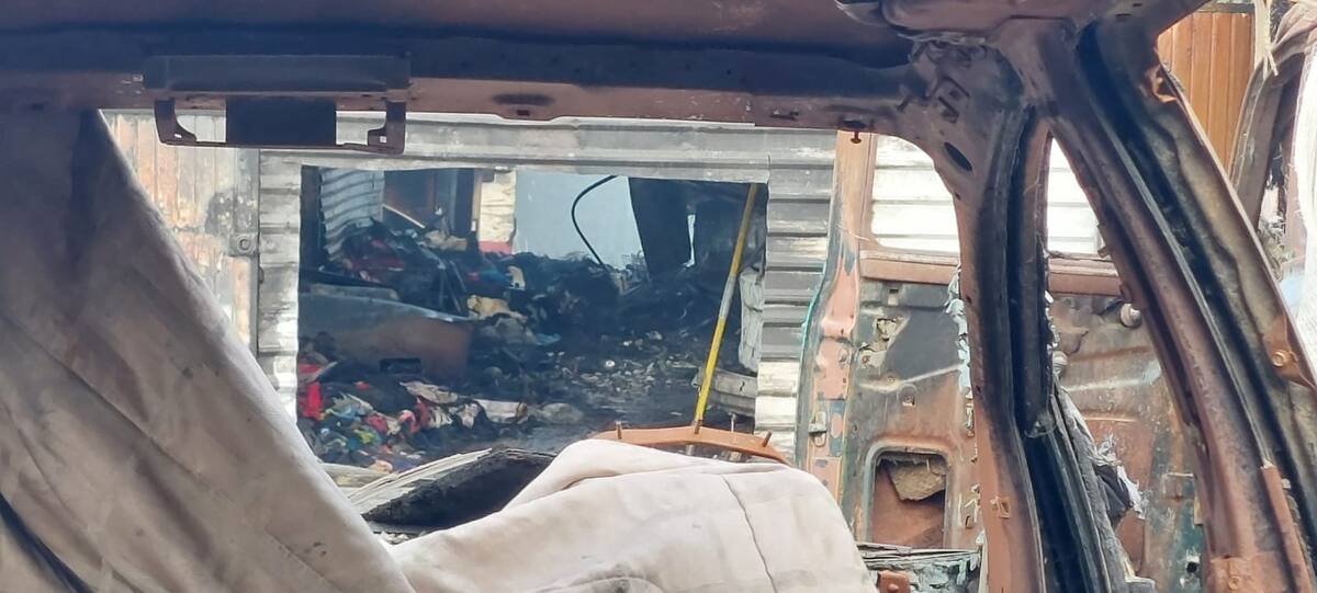 Un vehículo que estaba en el taller sufrió daños totales.