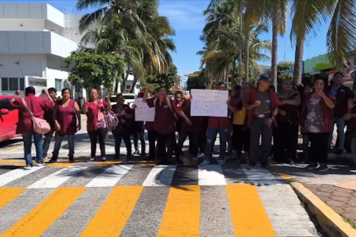 Trabajadores del Hospital Regional de Veracruz exigen pagos pendientes en protesta frente a Palacio de Gobierno