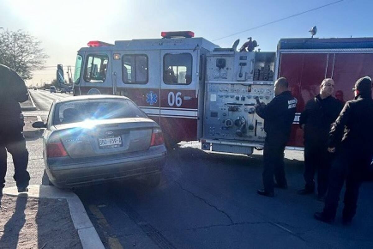 Máquina de bomberos choca contra automóvil en Lázaro Cárdenas