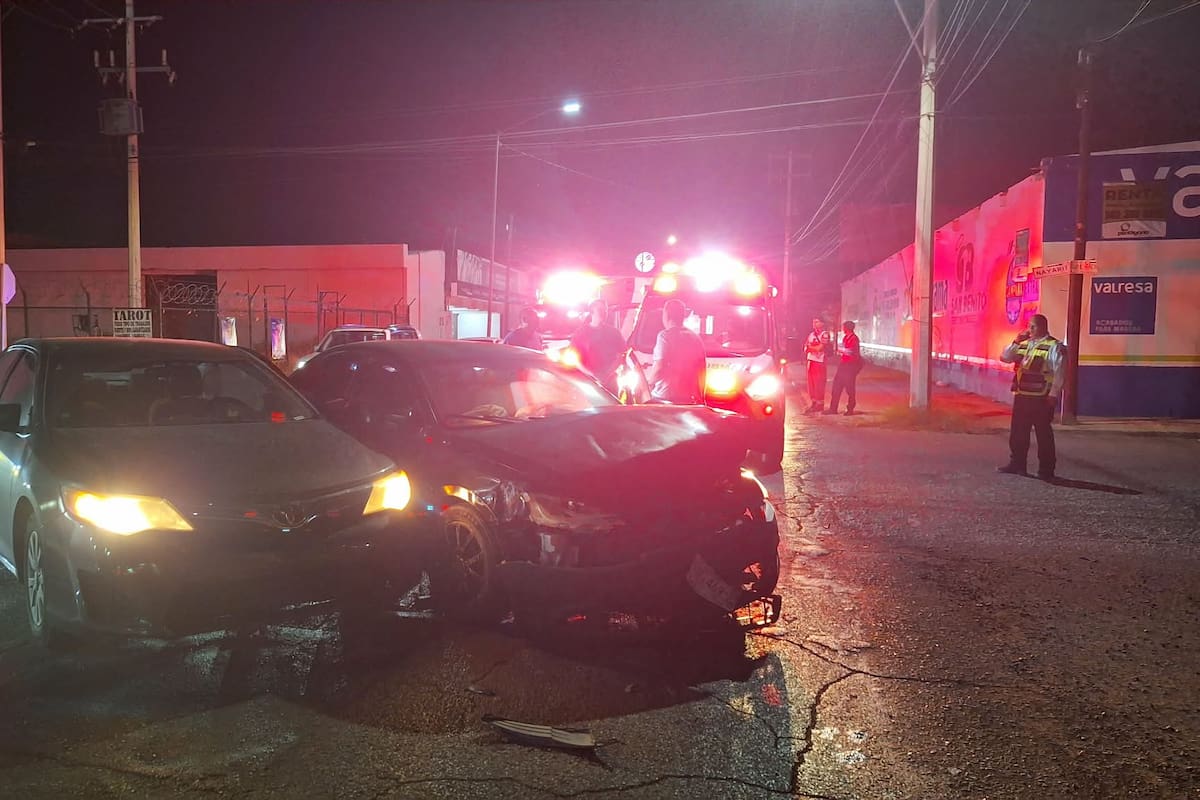 Choque triple en la colonia San Benito deja dos personas con lesiones