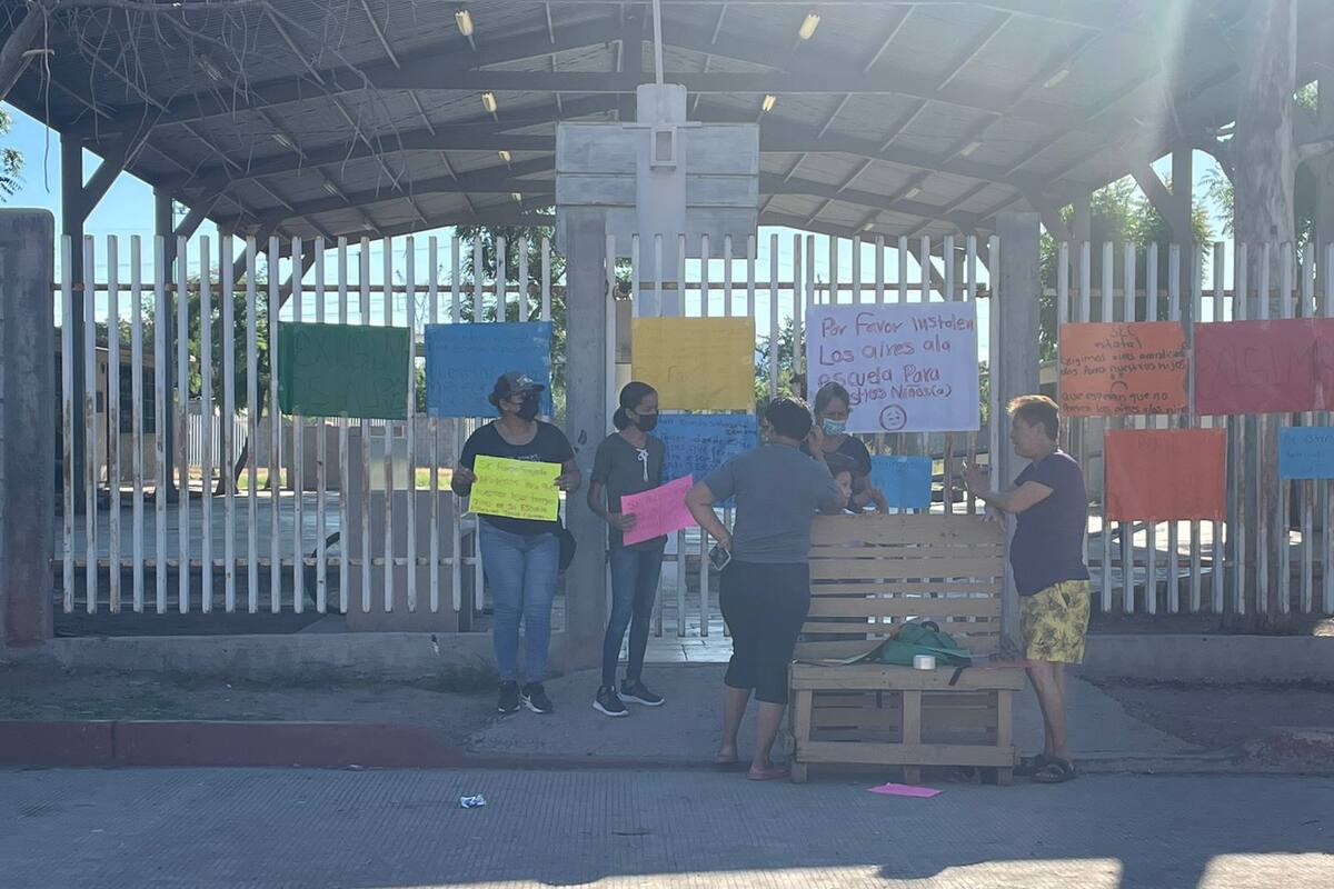 Padres de familia exigen aires acondicionados para los alumnos de la Escuela Primaria Esteban Teros Careaga