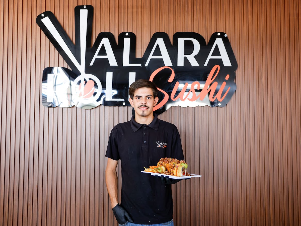 La preparación del sushi en Mexicali ha evolucionado para incorporar ingredientes como carne asada, cheetos, queso y chiles regionales, adaptando un platillo japonés al gusto mexicano. Foto: Juan J Morales.
