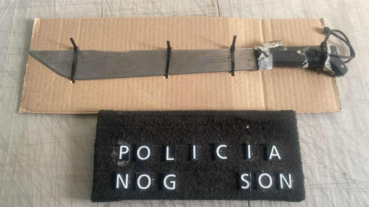 Arturo “N” fue detenido por la policía municipal de Nogales al portar un machete entre los autos que esperaban para cruzar a EEUU.