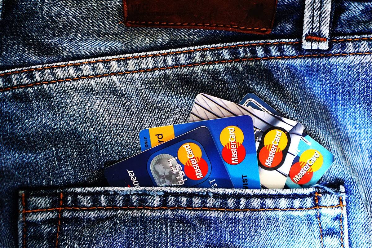 ¿Cuál es la diferencia entre una cuenta de débito y una de ahorro?