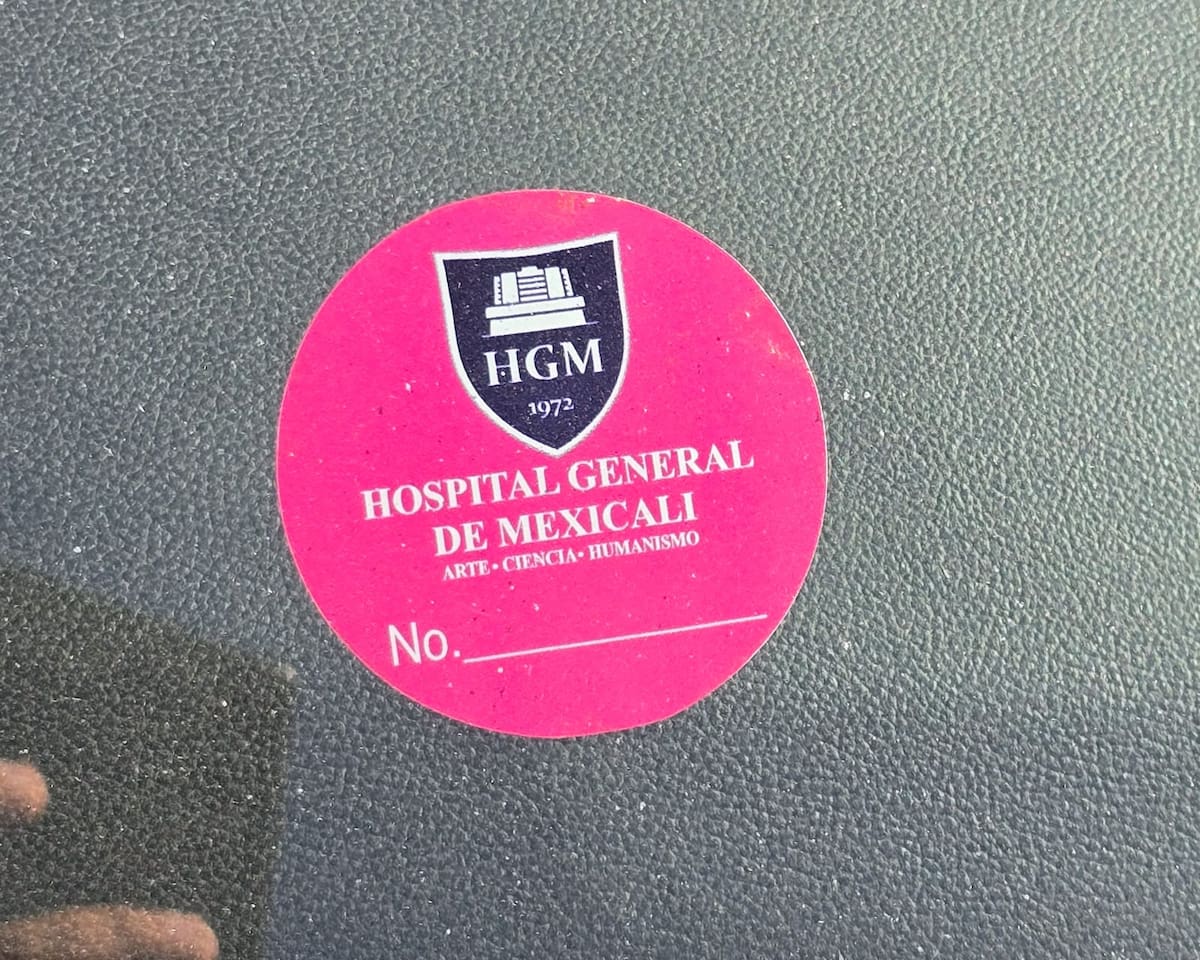 Derechohabientes manifiestan su conformidad por no permitir la cercanía de pacientes vulnerables, teniéndose que estacionar en otros puntos alejados de la zona. Foto: Javier Gallegos