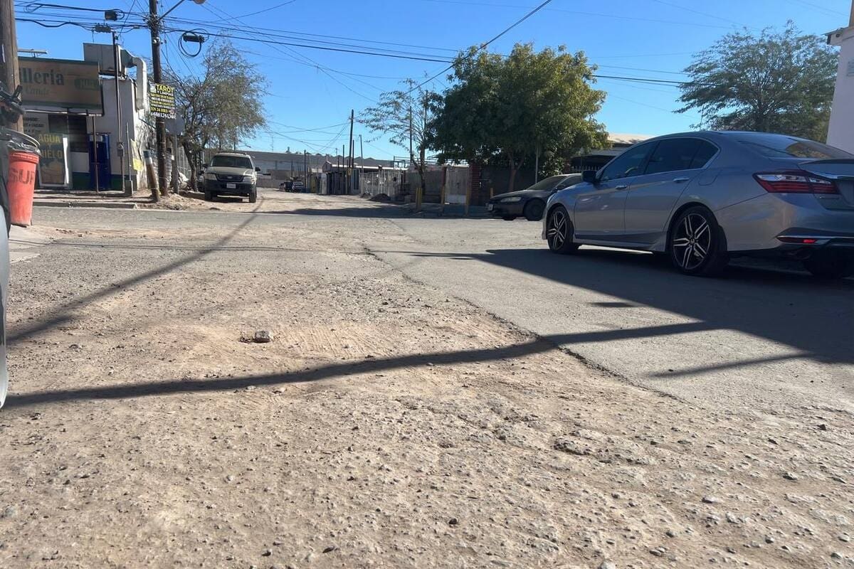 Miles de turistas cruzan por Los Algodones y la carretera que conecta el Valle de Mexicali está hecha pedazos