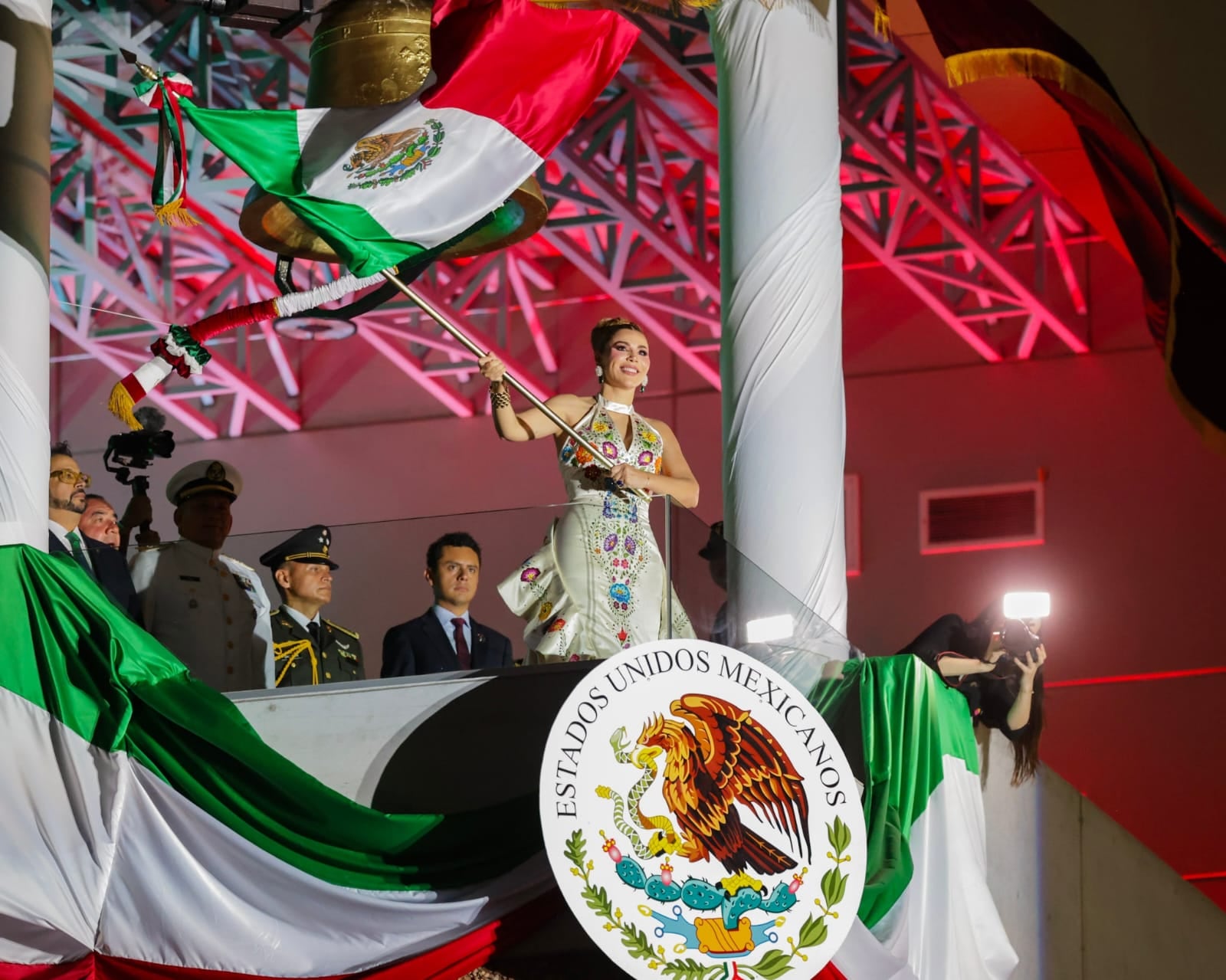 Miles de personas se reunieron en el Centro Cívico de Mexicali para celebrar las fiestas patrias y acompañar a la gobernadora Marina del Pilar Ávila Olmeda durante la ceremonia del Grito de Independencia en Baja California. Foto: Javier Gallegos.