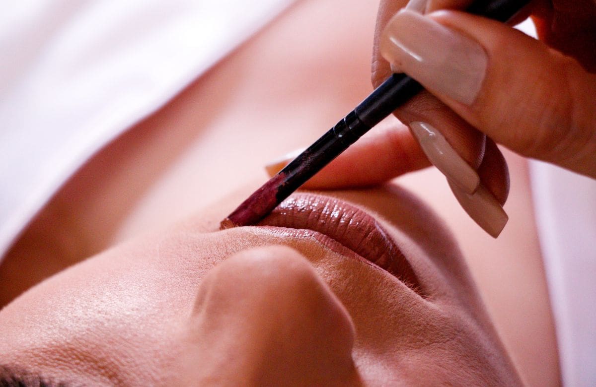 Cómo perfilar los labios sin errores usando un bastoncillo | Foto: Especial (canva)