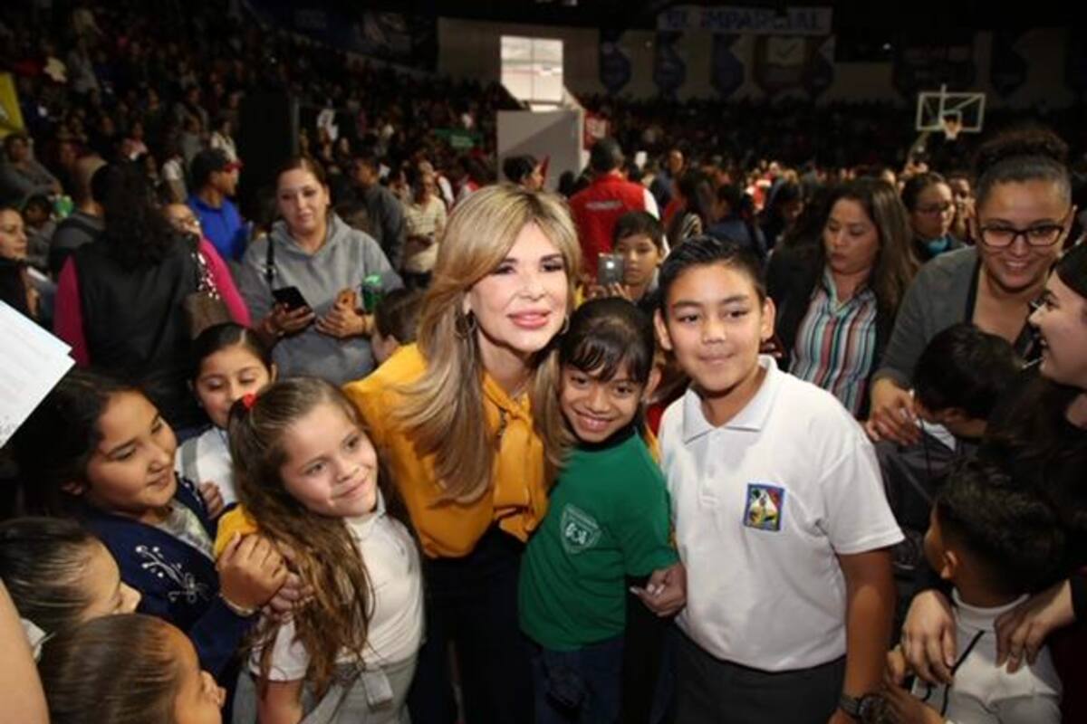 Entrega Gobernadora becas a estudiantes de primaria y secundaria