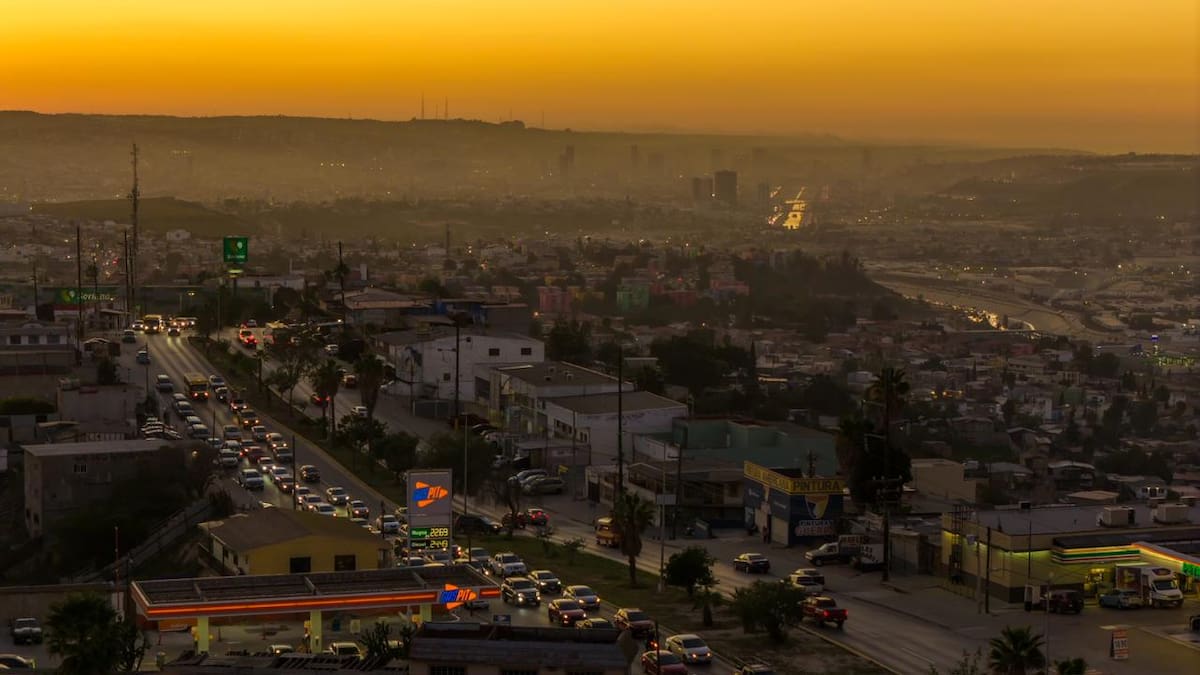 Un atardecer lleno de tonos dorados se registró este martes 3 de febrero, cuando el sol, en forma de círculo naranja. Foto: Border Zoom