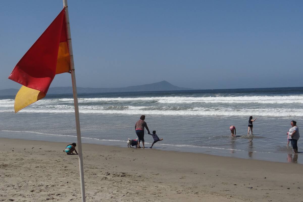 Continúan bañistas en Playa Hermosa pese a contaminación