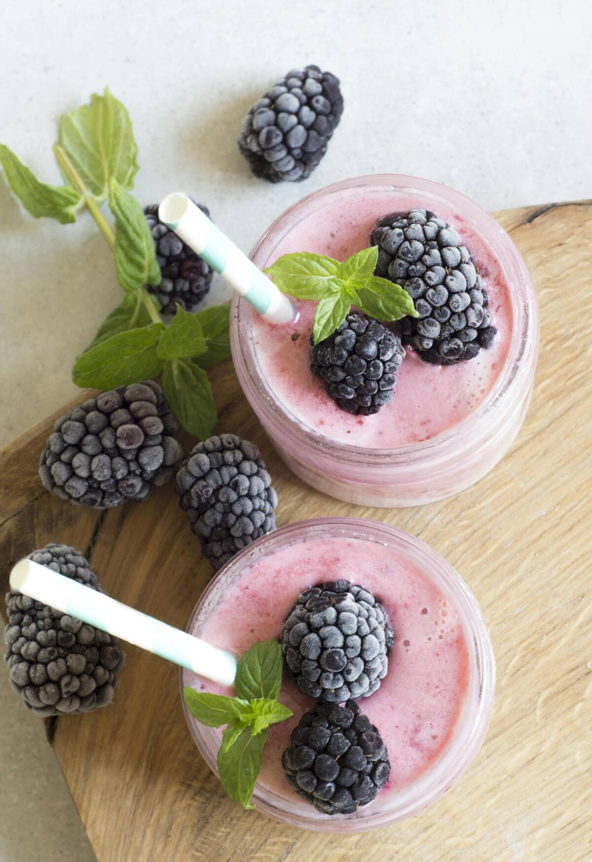 Los refrigerios ligeros como las frutas, los batidos y las barras energéticas pueden proporcionar un impulso de energía. FOTO: PEXELS