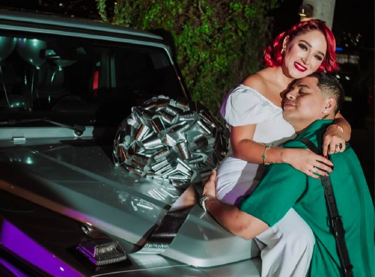 Feliz Eduin Caz junto a su esposa Daisy Anahy en su cumpleaños.