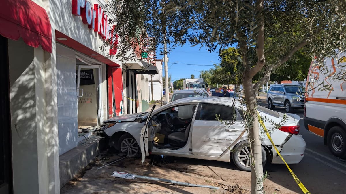 El automóvil derribó un árbol del camellón y se impactó contra la fachada de la tienda Por Kilo Botanas en la colonia Constitución; el influencer Andrés Johnson informó que no hubo heridos graves.