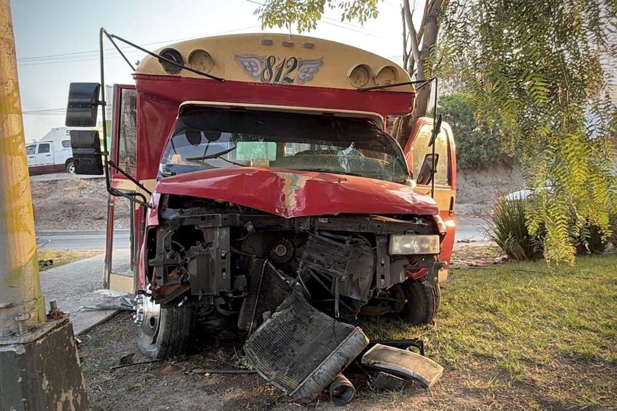 Calafia se impacta contra poste y termina sobre camellón en bulevar Insurgentes