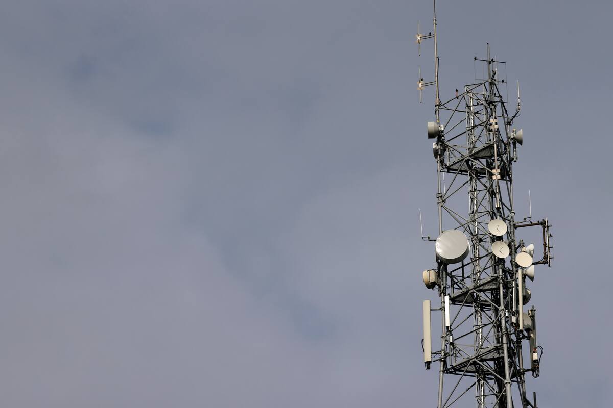 Antenas transmisoras en un mástil de retransmisión de red de telefonía móvil en Tilloy-les-Cambrai, Francia, 29 de septiembre de 2020. REUTERS / Pascal Rossignol