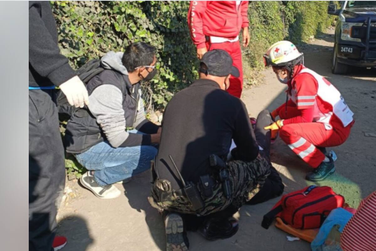 Mujer se tira de camión en movimiento por miedo a asalto; la reportan delicada